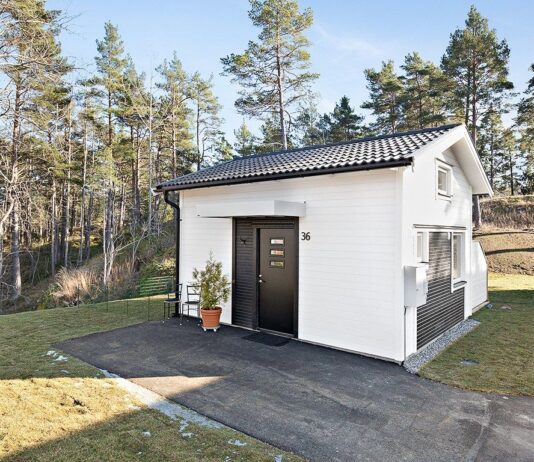 Et av Sveriges minste hus er lagt ut for salg. Vent til du ser innsiden.!