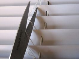 Hun tager en saks og klipper i sine persienner – men resultatet efter næste trin er genialt! I dag viser vi dig et geni-trick til dit værelse.