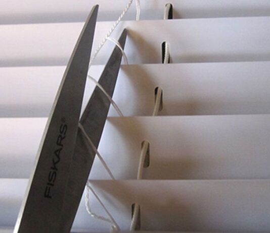 Hun tager en saks og klipper i sine persienner – men resultatet efter næste trin er genialt! I dag viser vi dig et geni-trick til dit værelse.