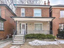 96-årig kvinde vil sælge sit hus: Ejendomsmægleren taber mælet, da han åbner døren.