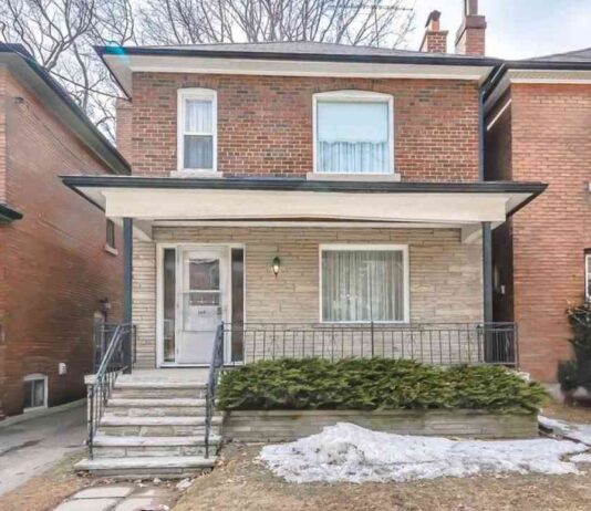 96-årig kvinde vil sælge sit hus: Ejendomsmægleren taber mælet, da han åbner døren.