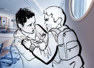 Skolpersonal blev sparkad i magen av lågstadieelev – fick missfall